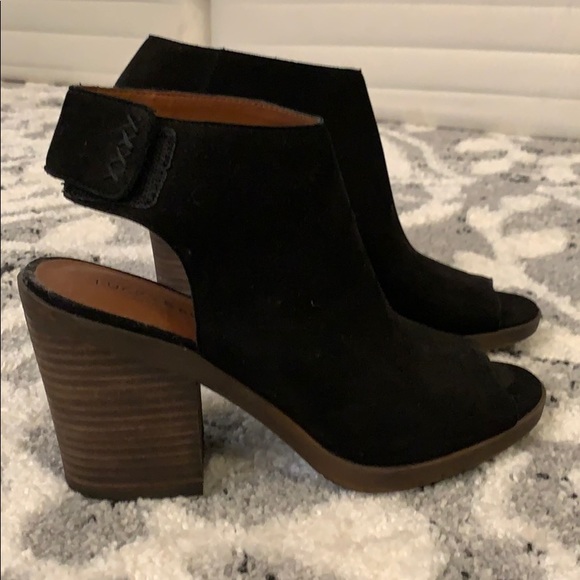 Lucky Brand Wedge Sandals - Picture 2 of 3